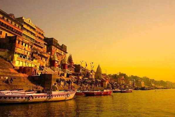 varanasi-sunsetBoats-at-the-ghats-of-Varanasi-at-the-time-of-sunset_20210917154536